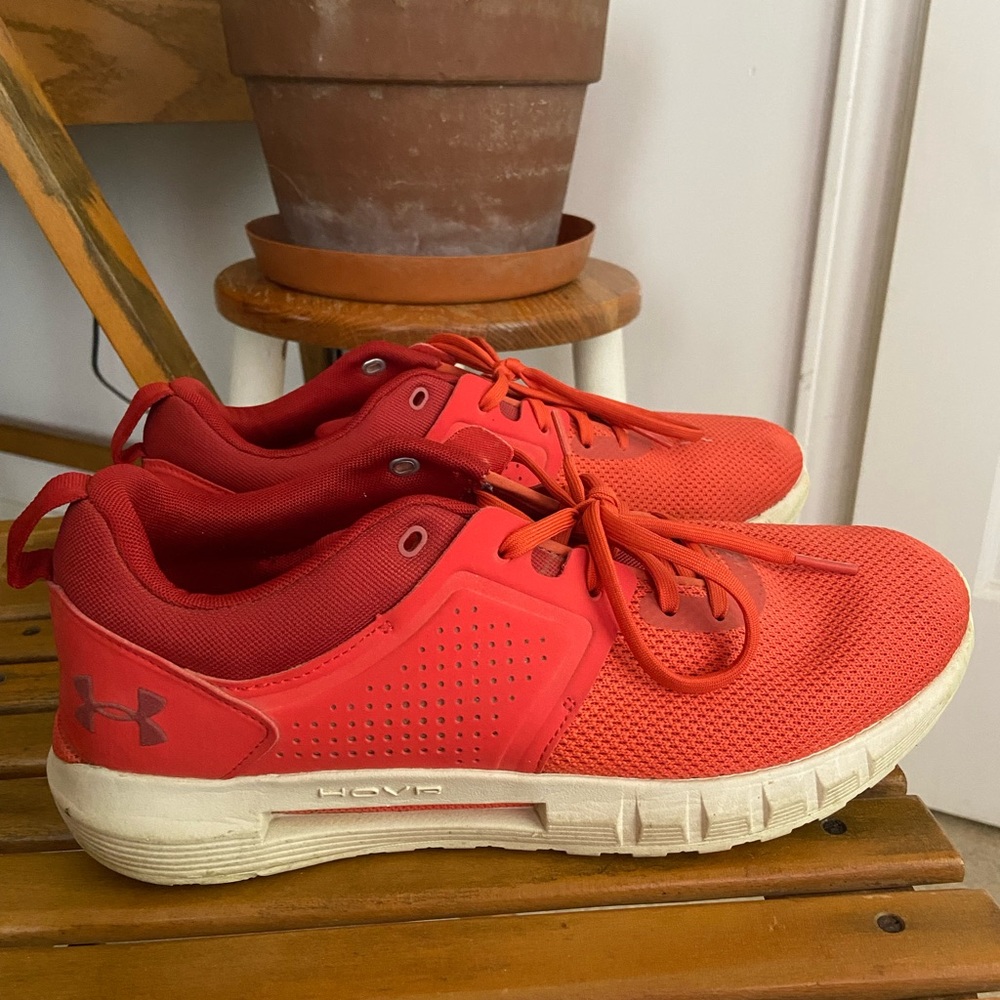 Womens SZ 10 under armour sneakers EUC